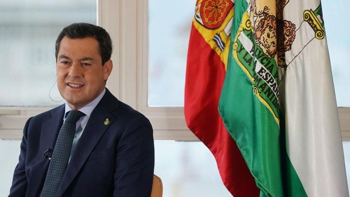 Juanma Moreno, este viernes, durante la entrevista