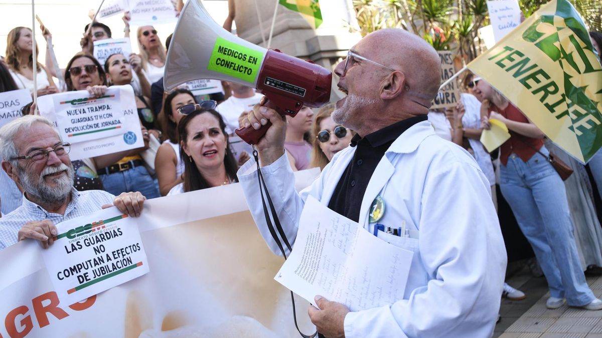 Varios centenares de médicos protestan este viernes frente a la Subdelegación del Gobierno en Santa Cruz de Tenerife para mostrar su rechazo por la reforma del Estatuto Marco planteada por el Ministerio de Sanidad. EFE/Alberto Valdés
