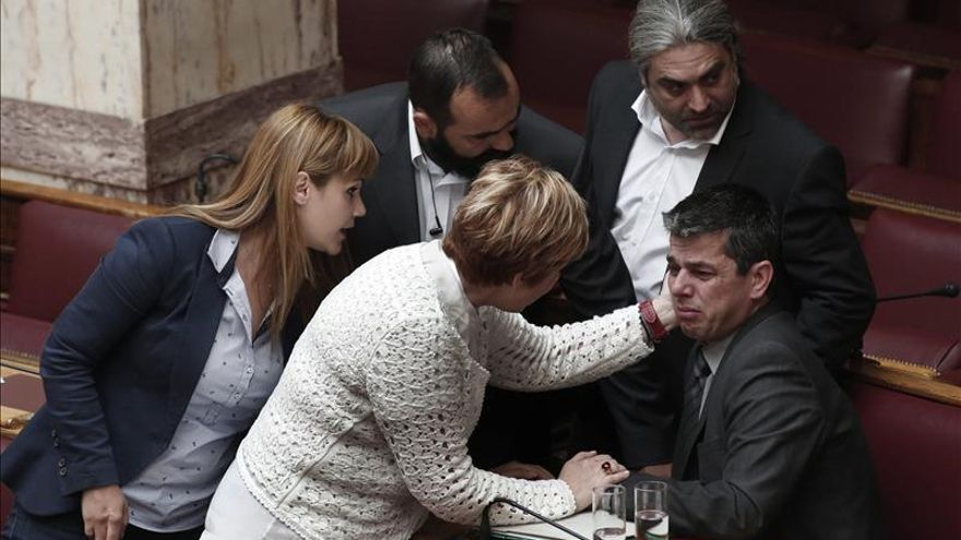 El Parlamento griego levanta la inmunidad a 4 diputados neonazis para juzgarlos