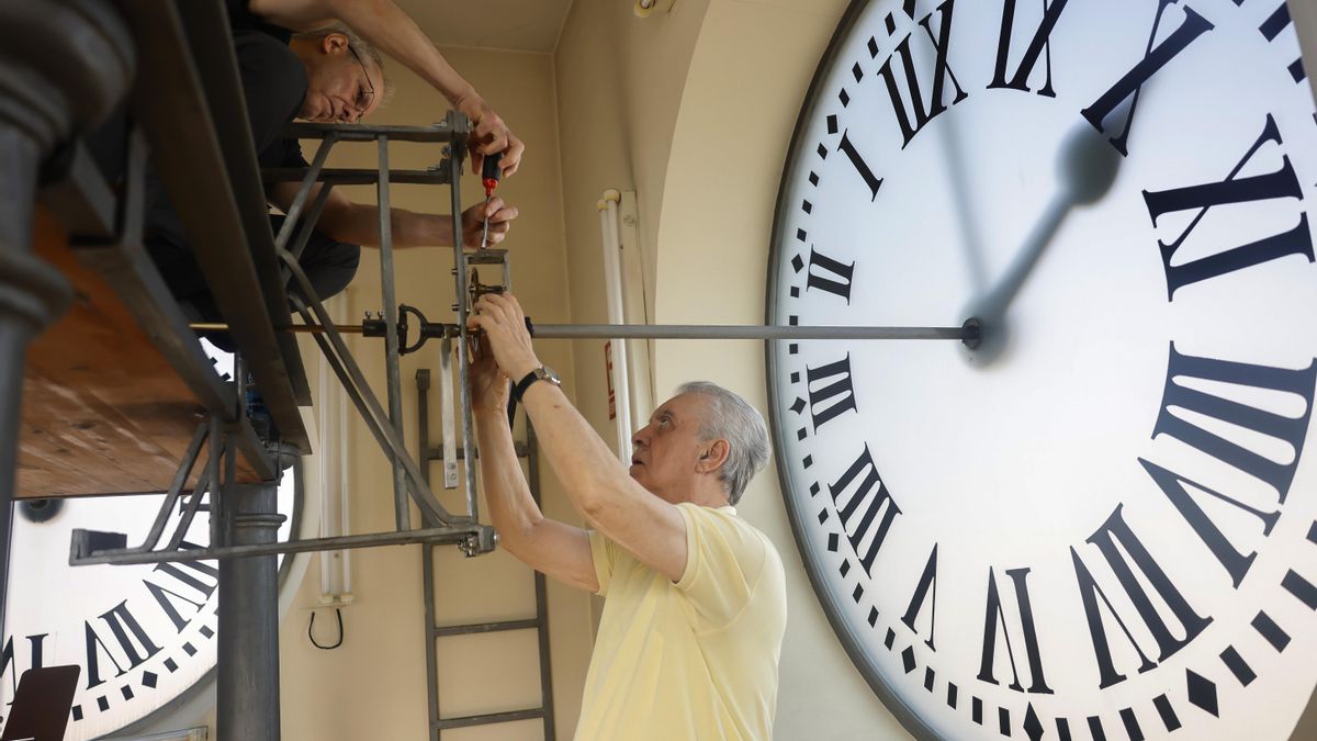 Trabajo interior del cambio de hora en el reloj de la Puerta del Sol.
