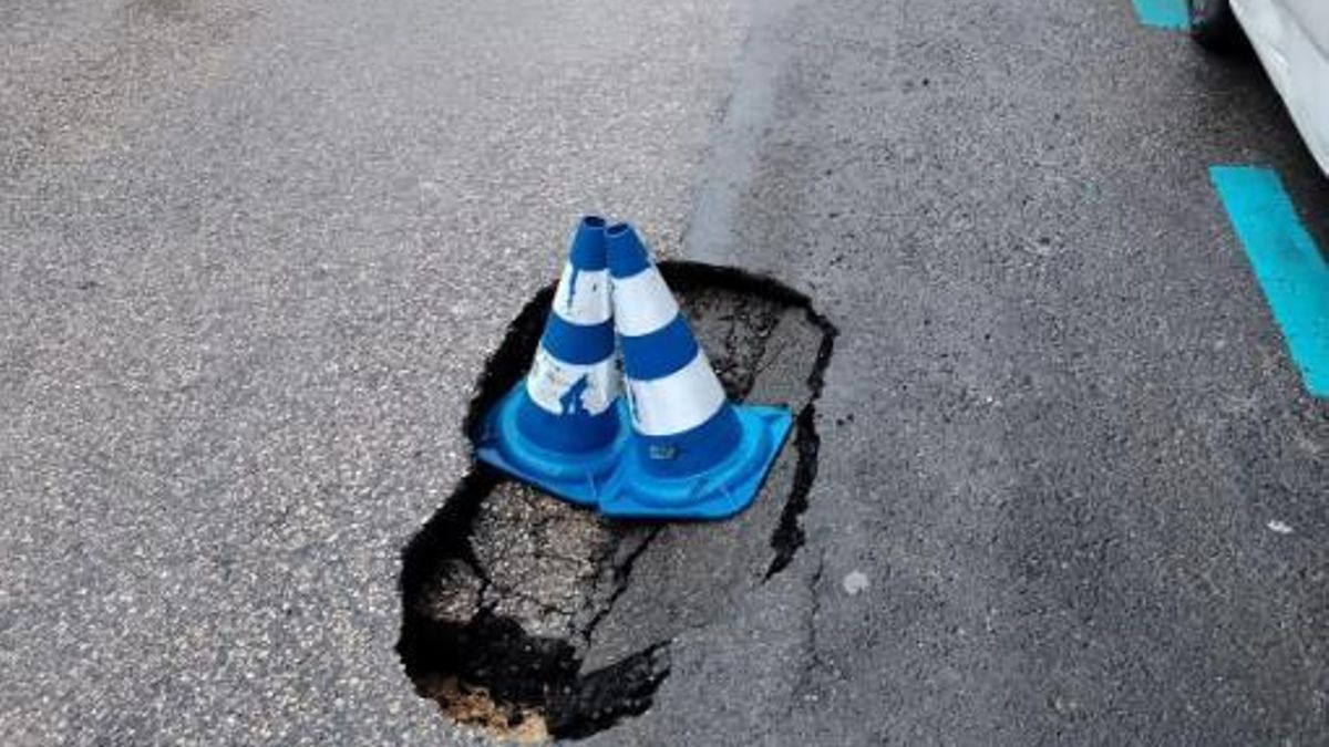 Socavón en la calle Ramón y Caja de Cuenca que ha sido cortada al tráfico