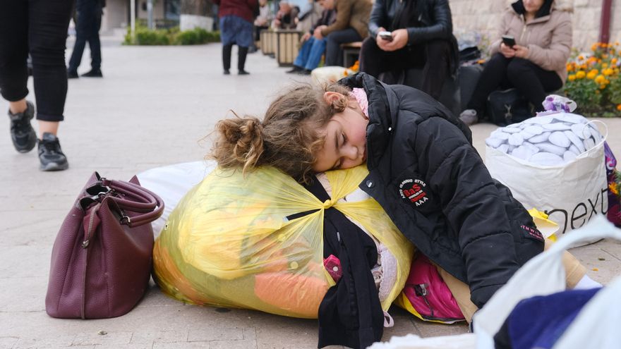 Nagorno-Karabaj: miles de desplazados y una explosión que deja 20 muertos mientras Azerbaiyán y Armenia hablan en Bruselas