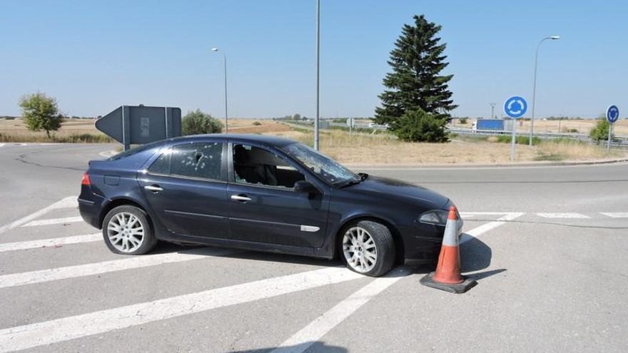Advierten de la presencia de un vehículo abandonado durante más de una semana en una rotonda junto a la A-2