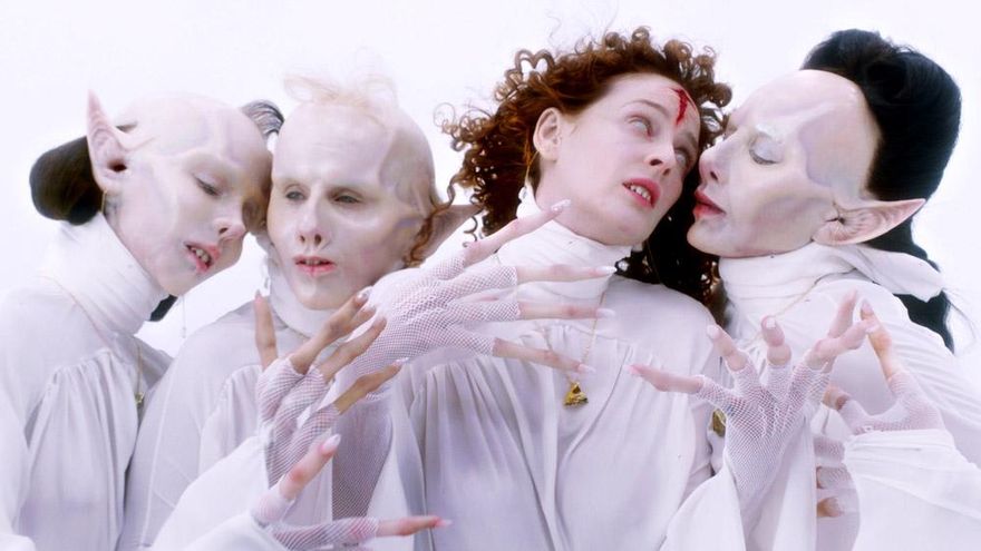 Movistar se hace con 'Silencio', serie de Eduardo Casanova sobre vampiras y SIDA que ya tiene fecha de estreno y tráiler