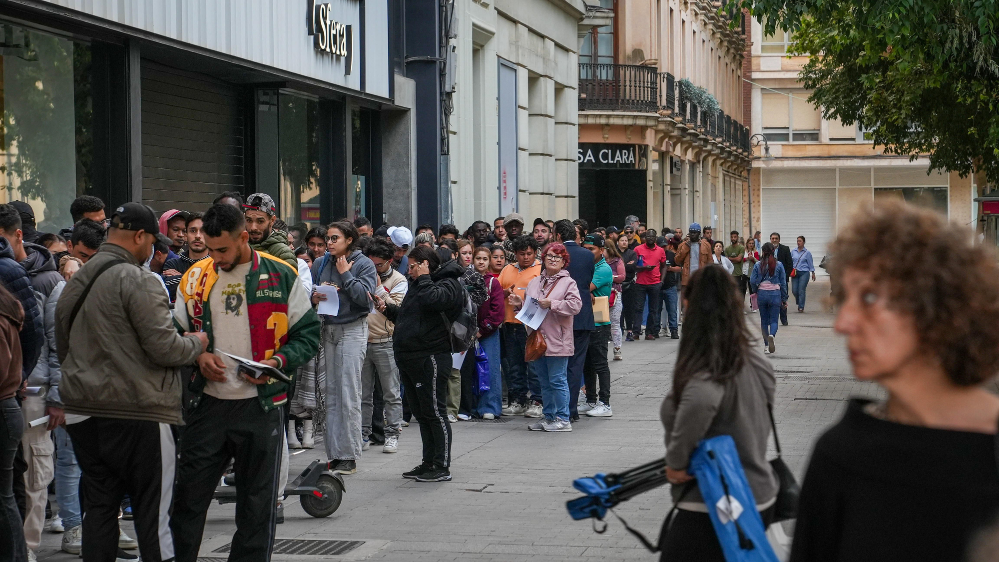 Largas colas de personas migrantes durante la atención presencial para su regularización