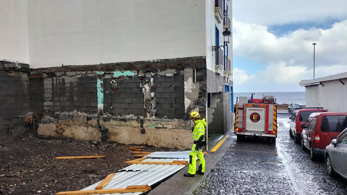 Una valla de obra caída a causa del viento en Santa Cruz de La Palma.
