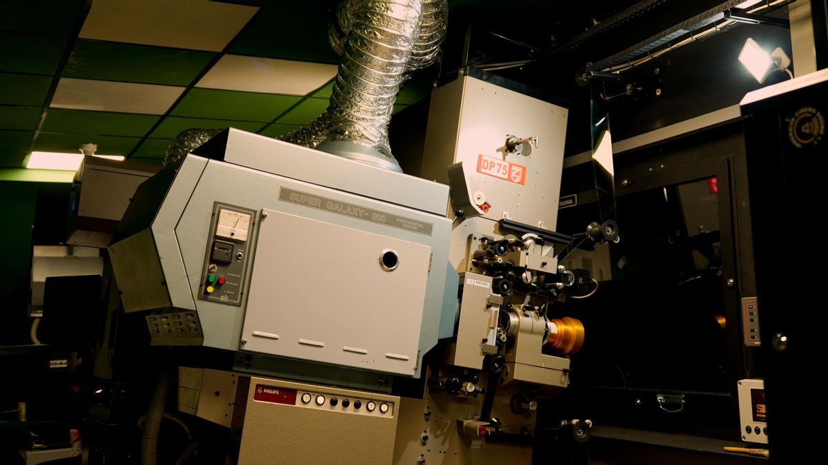 Detalle del proyector en la Sala 1 del MK2 Cine Paz de Madrid