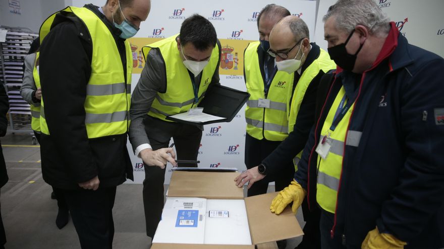 Técnicos sanitarios certifican la recepción de las primeras dosis de la vacuna de Pfizer.