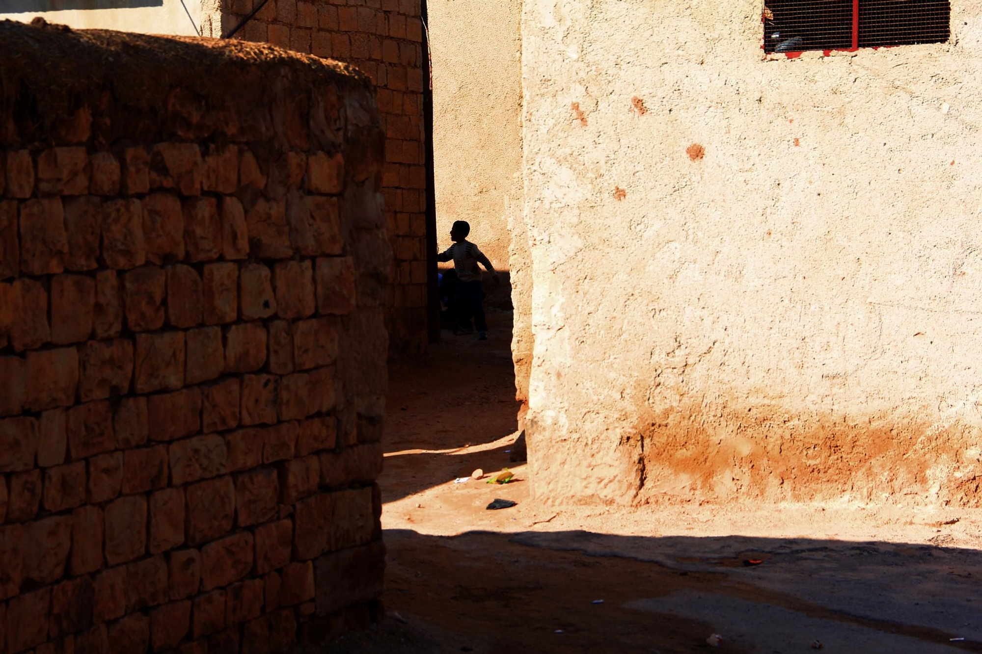 El padre de la familia, Mohamed, recuerda con dolor aquel 28 de febrero: “Era un sábado, estaba trabajando y la gente empezó a correr”. No sabía lo que estaba pasando. La guerra había llegado a su tierra. Estas son las calles de una localidad del norte de Siria donde MSF facilita atención sanitaria a la población.