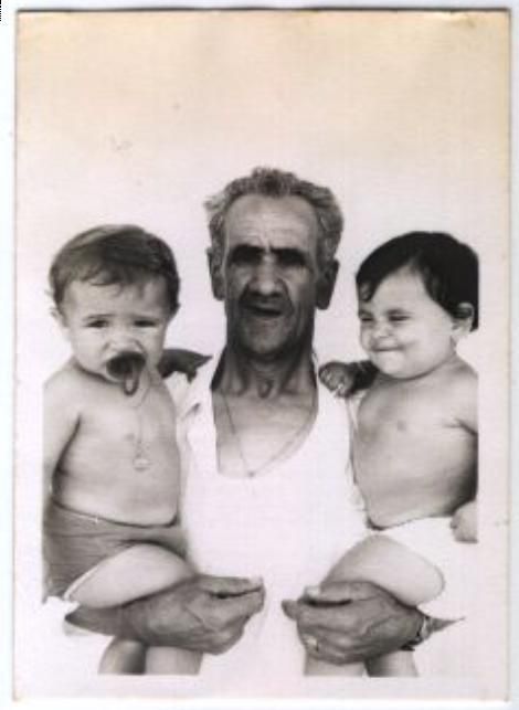 Nicomedes Miranda coge en brazos a sus nietos mayores: José Morella (a la izquierda) y su prima Sara. Los bebés nacieron con sólo tres días de diferencia.