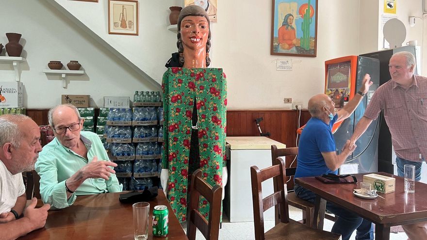 Ambiente festivo y locales surtidos cuando quedan horas para que arranque la fiesta 