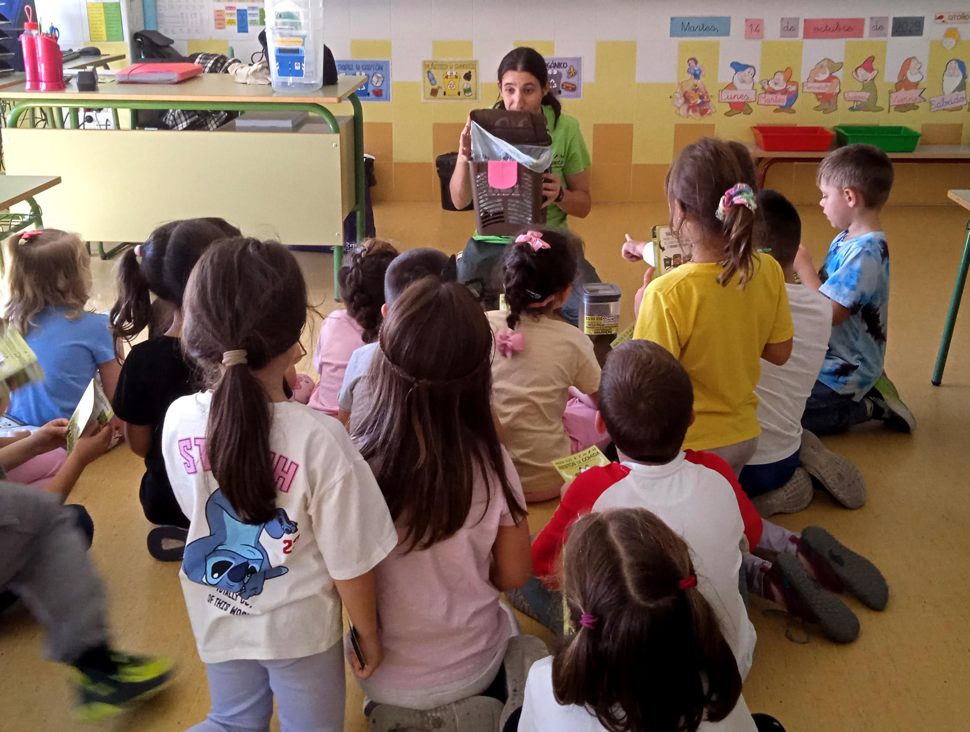 Actividades de la campaña “La orgánica, al marrón” en un aula de La Rioja