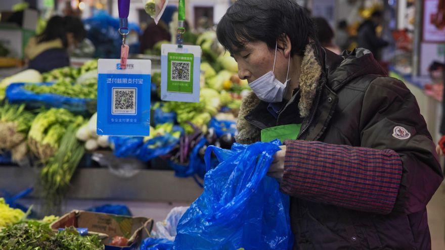 La Comisión Nacional de Sanidad de China informó hoy de que el país asiático diagnosticó 103 nuevas infecciones del coronavirus SARS-CoV-2 este domingo, la cifra más alta desde finales de julio de 2020, con 85 de esos casos produciéndose por contagio local. EFE/EPA/ALEX PLAVEVSKI
