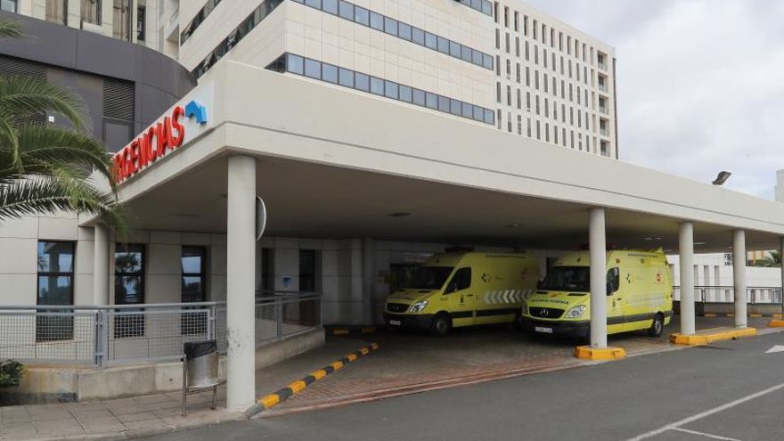 Varias ambulancias en la entrada de Urgencias del Hospital Insular de Gran Canaria.