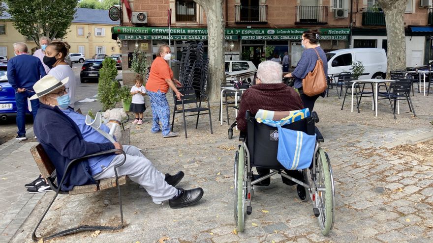 Pardeños en la terraza de un bar a la hora del aperitivo