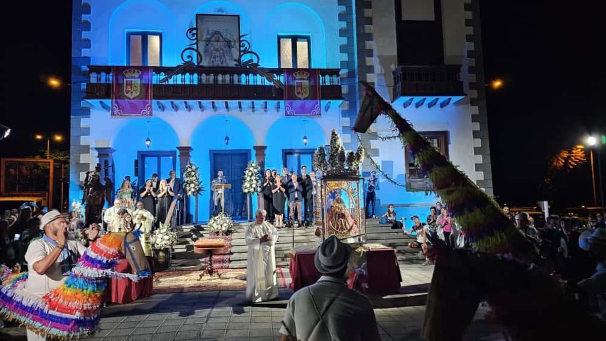 Los Caballos Fufos danzan en honor a la Virgen de las Nieves y San Miguel Arcángel en el emotivo encuentro de patronos en Tazacorte