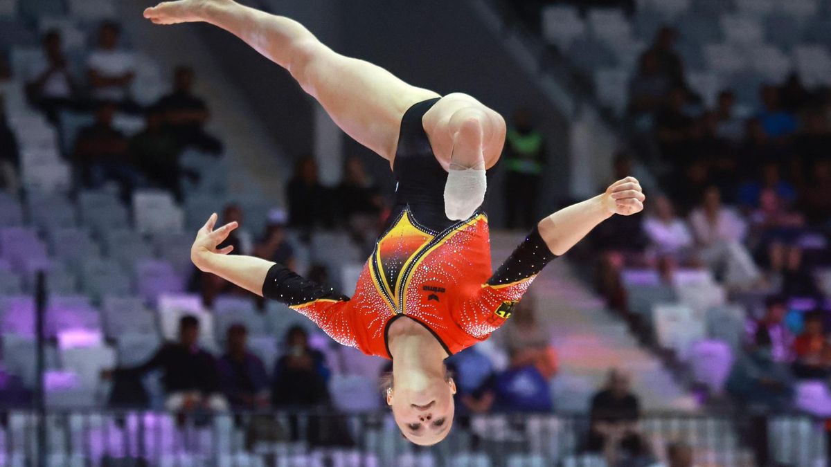 Silja Stoehr, from Germany, during her participation in the general qualifications of the World Championships in the women's balance beam category, in Jakarta.