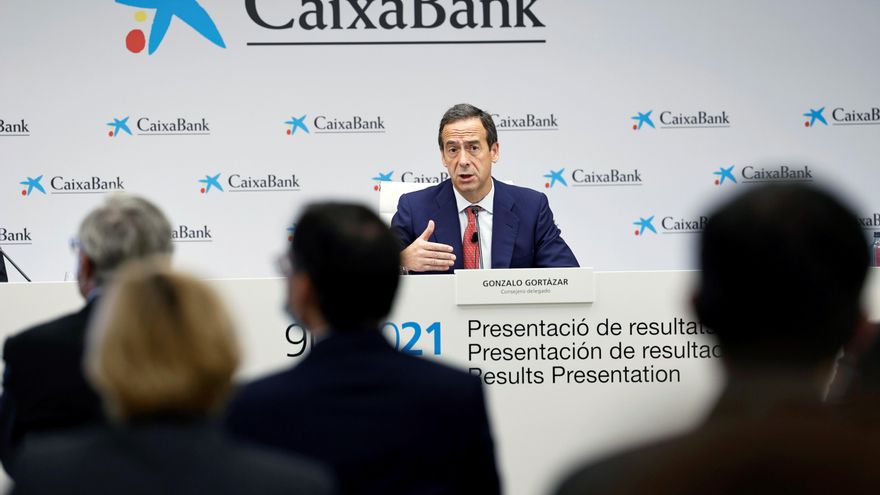 El consejero delegado de CaixaBank, Gonzalo Gortázar, presenta los resultados de la entidad de los nueve primeros meses de 2021, en los que logró un beneficio neto de 4.801 millones de euros, casi siete veces más que en el mismo periodo de 2020, gracias a los impactos extraordinarios positivos derivados de la fusión con Bankia. EFE/Biel Aliño