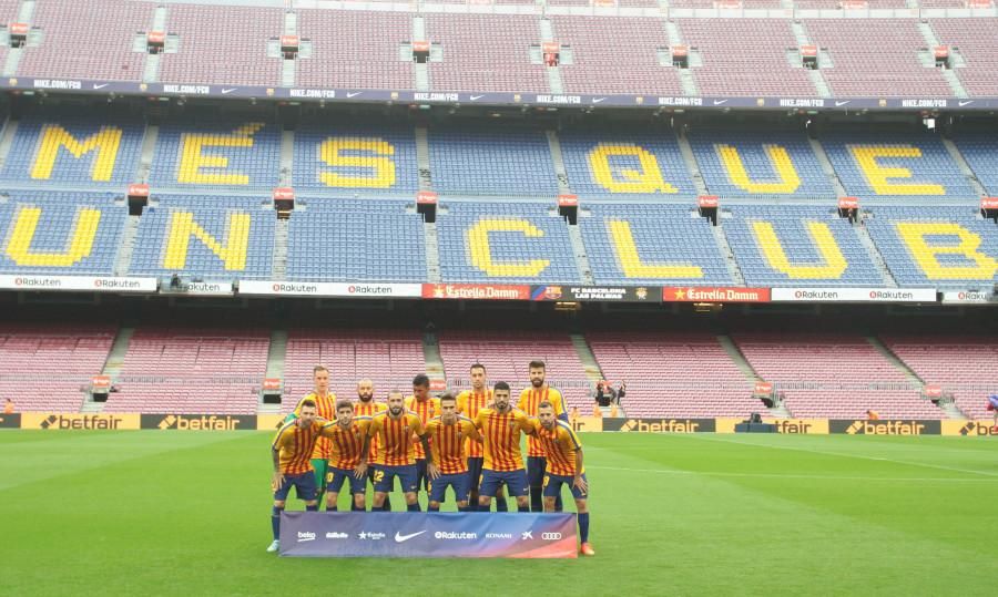 El once titular del FC Barcelona sale al Camp Nou con la senyera. LaLiga.