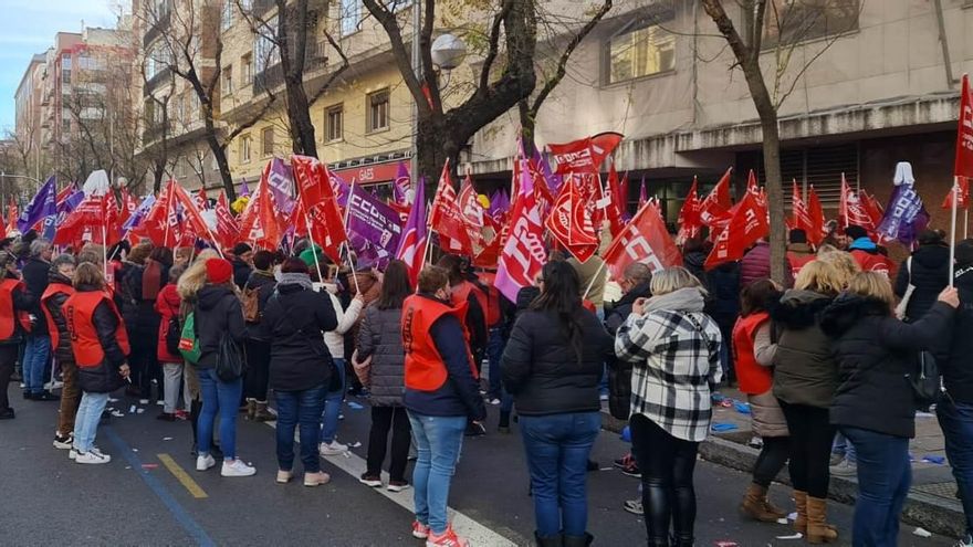 Las trabajadoras de la limpieza de huelga en Castilla-La Mancha llevan sus protestas a la sede de la patronal en Madrid