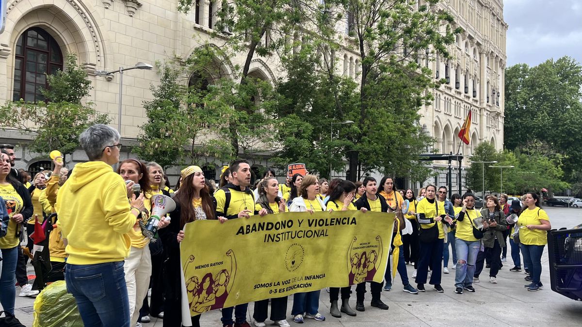 Las educadoras infantiles madrileñas, expulsadas del Pleno municipal esta mañana: "Hay que subir la presión"