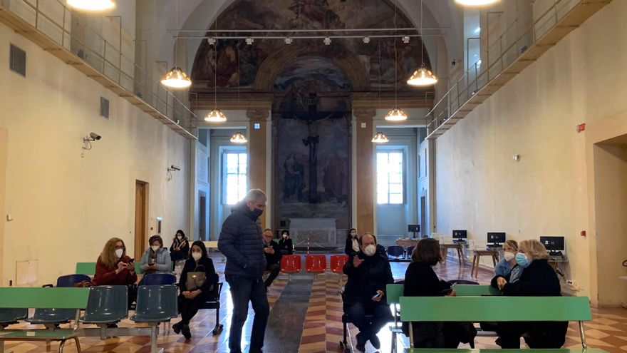Unas personas esperan a ser vacunadas contra la covid-19 en la galería del San Giovanni en Roma, Italia. EFE/Paula Bernabeú