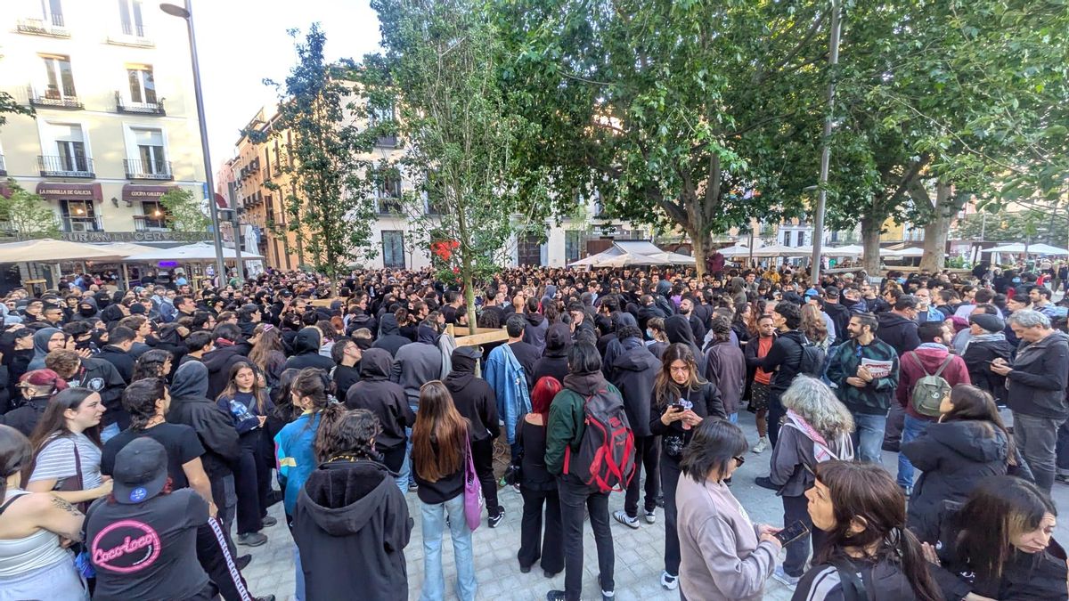 La manifestación convocada por un colectivo antifascista para contrarrestar la de Falange, esta tarde en Tirso de Molina