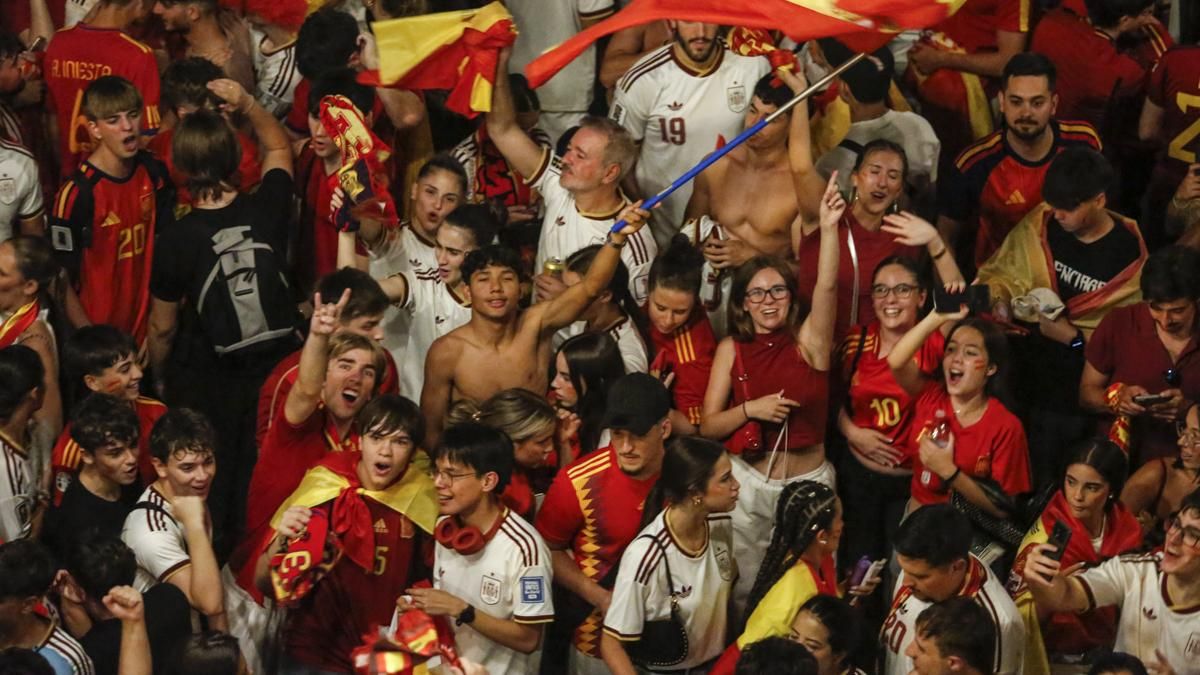 La celebración de los cordobeses en Las Tendillas tras el triunfo de España, en imágenes