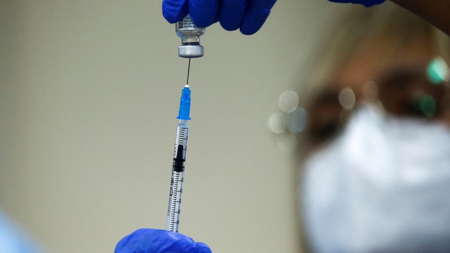 Personal sanitario prepara una dosis de la vacuna contra la covid-19 . EFE/Quique Garcia
