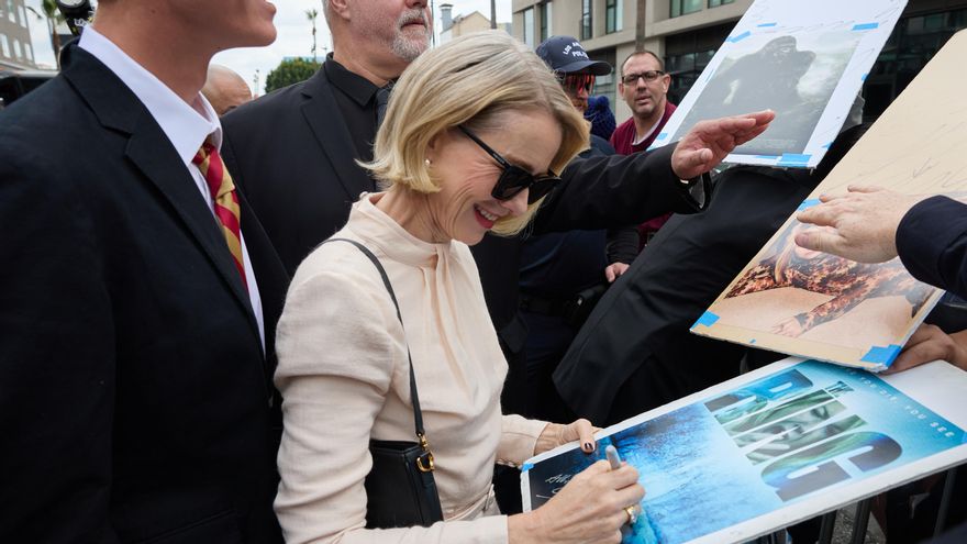 La actriz Naomi Watts firma autógrafos