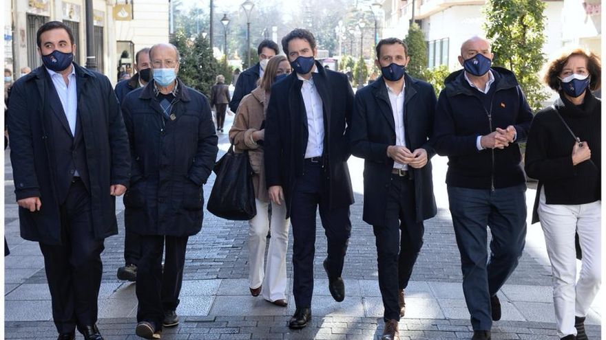 El entonces secretario general del PP, Teodoro García Egea, el pasado 2 de febrero, con la mascarilla de la campaña electoral y junto al presidente del PP de Valladolid.