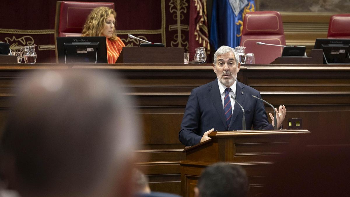 El presidente de Canarias, Fernando Clavijo, ha comparecido este martes a petición propia ante el pleno del Parlamento para informar sobre las últimas decisiones del Tribunal Supremo relativa a los menores migrantes solicitantes de asilo. . EFE/Miguel Barreto