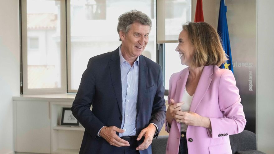 El presidente del PP, Alberto Núñez Feijóo, con la secretaria general del PP, Cuca Gamarra, que ha confirmado poco después que dejará de ser la número dos del partido en el próximo congreso de PP.