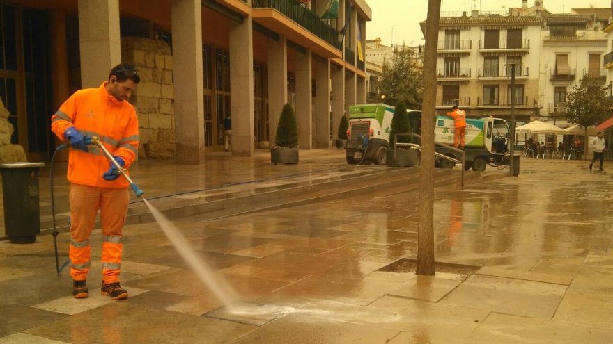 Sadeco limpia las calles con agua a presión