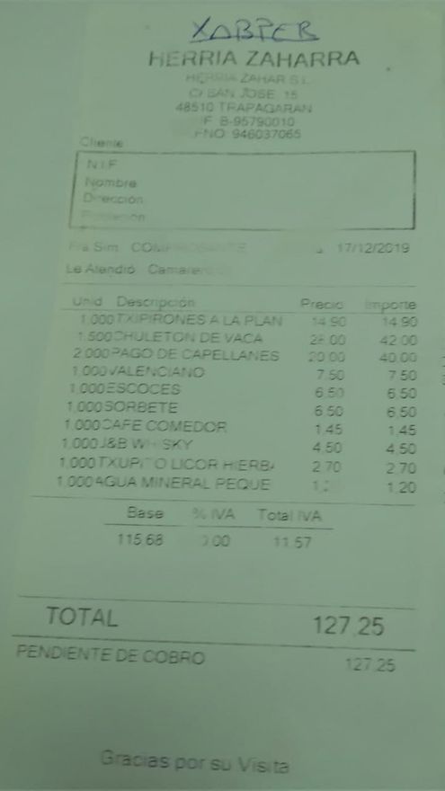Comida de 2019 con copas y botellas de vino de 20 euros