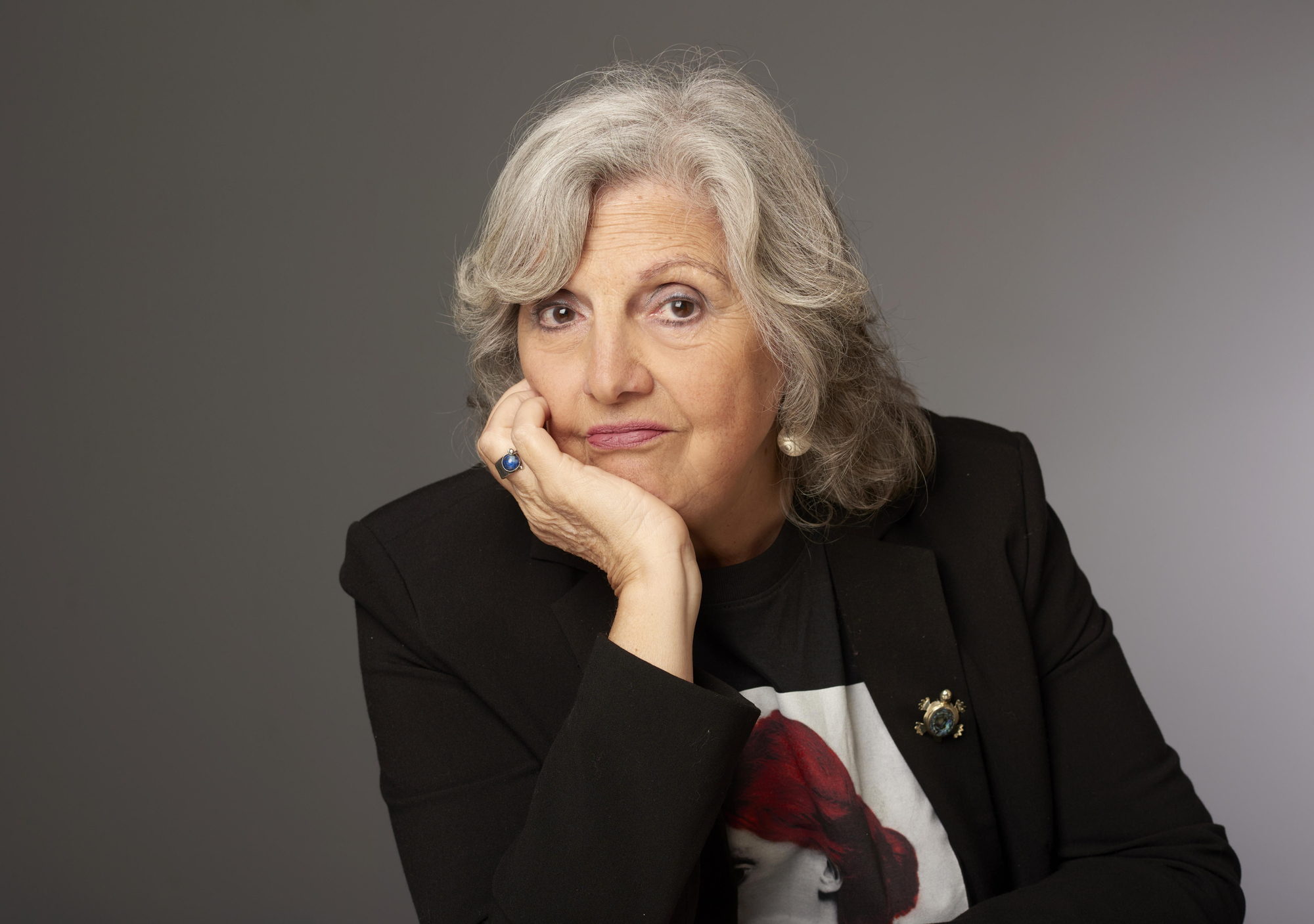 Genovese es autora de más de quince libros de poemas y de numerosos ensayos dedicados a la lectura de poesía.