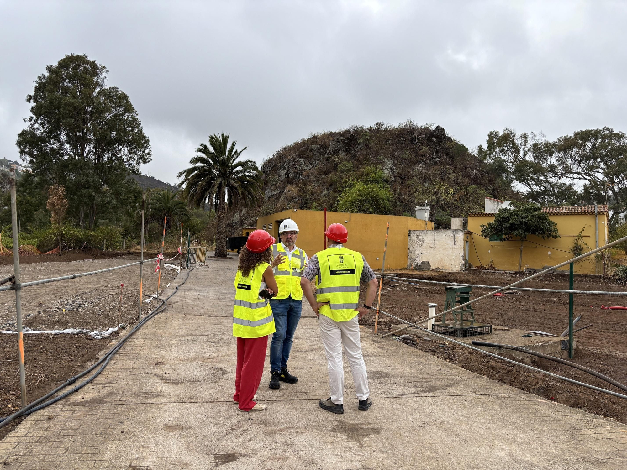 El consejero de Medio Ambiente, Clima, Energía y Conocimiento del Cabildo de Gran Canaria, Raúl García Brink, en su visita este jueves a las obras del Jardín Botánico Canario Viera y Clavijo.