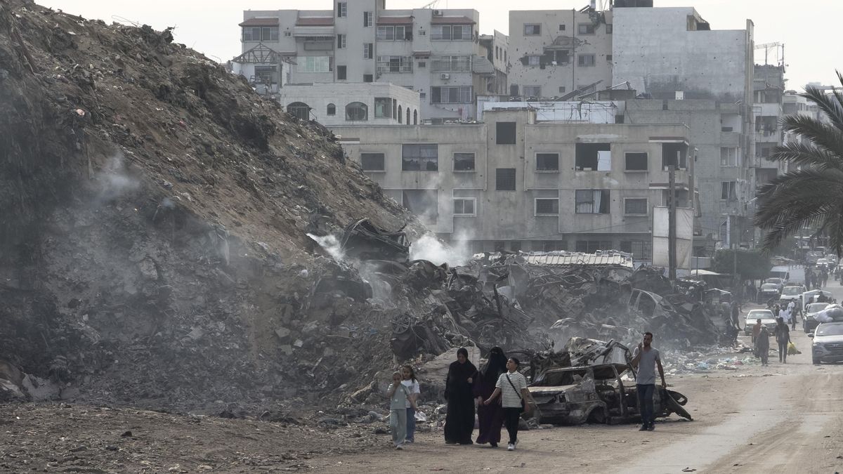 Montaña de escombros en Ciudad de Gaza. El alto el fuego en la Franja de Gaza cumple ocho meses en vigor, marcados por la muerte de cerca de 950 gazatíes en ataques israelíes, la expansión del control de Israel en el enclave, el rechazo del grupo islamista Hamás a desarmarse y el estancamiento de las pobres condiciones de vida de la población. EFE/ Ahmad Awad