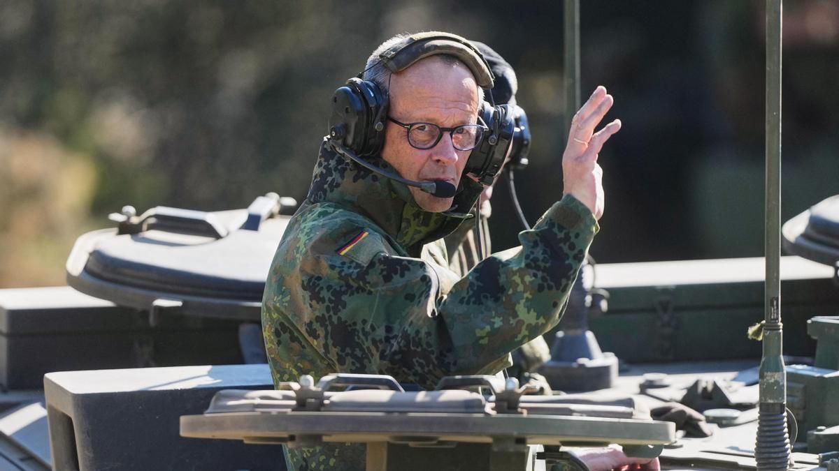 El canciller alemán, Friedrich Merz, saluda desde un tanque en Munster el 30 de abril durante una visita a las tropas.