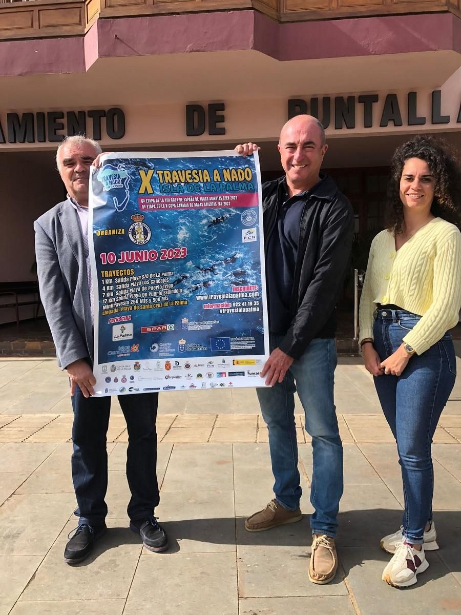 De izquierda a derecha, el presidente del Real Nuevo Club Náutico de Santa Cruz de La Palma, Jerónimo Chacopino Molina; el alcalde de Puntallana, Víctor Manuel Guerra Hernández, y la concejala de Deportes de Puntallana, Diana Hernández Rodríguez.