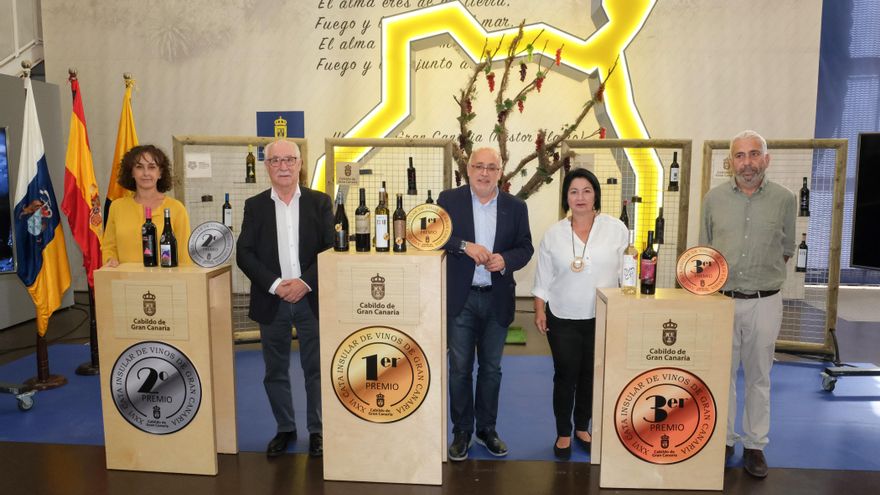 El presidente del Cabildo de Gran Canaria, Antonio Morales (en el centro), con todos los vinos ganadores de la Cata Insular