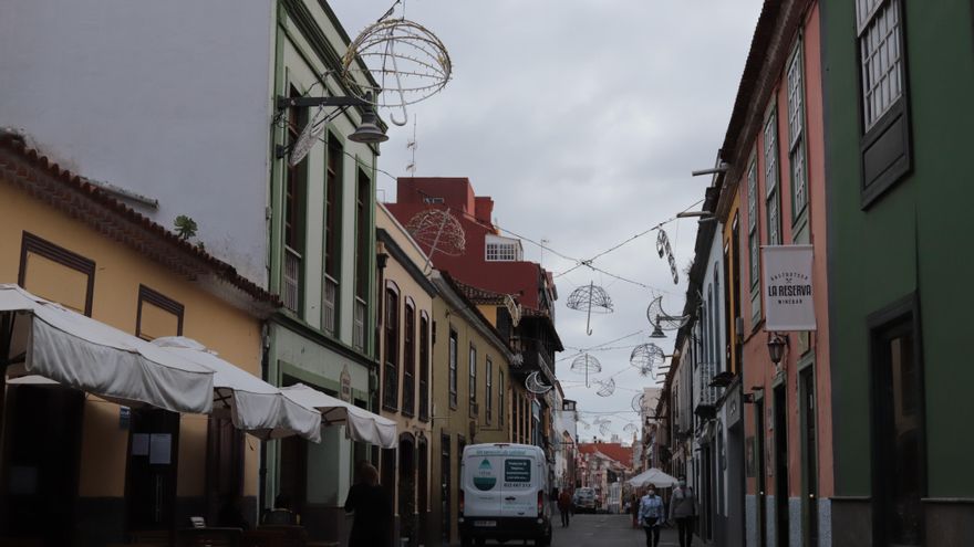 Varias personas caminan por las calles de La Laguna