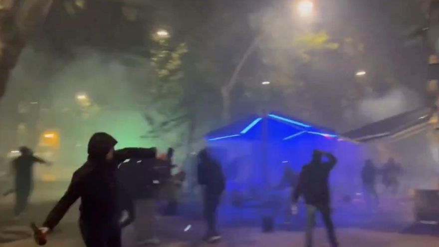 Ultras del Betis y la Fiorentina se enfrentan con bengalas antes de la semifinal de la Conference