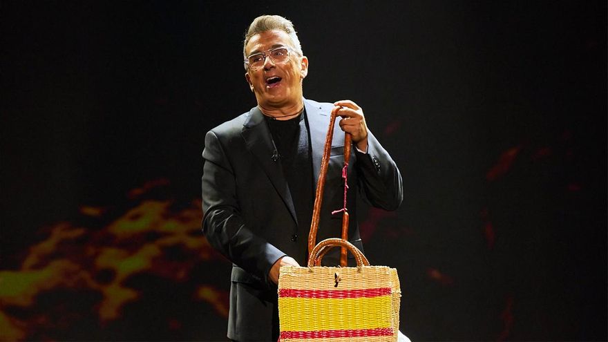 Buenafuente abrió el "bolso de España" en RTVE para hacer un retrato del país: de un botiquín al paraguas por Mazón