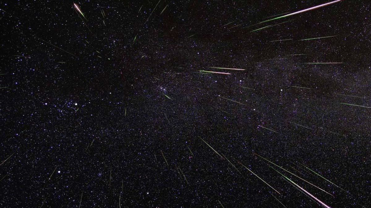 La constelación de Perseo con las estrellas fugaces de las Perseidas.