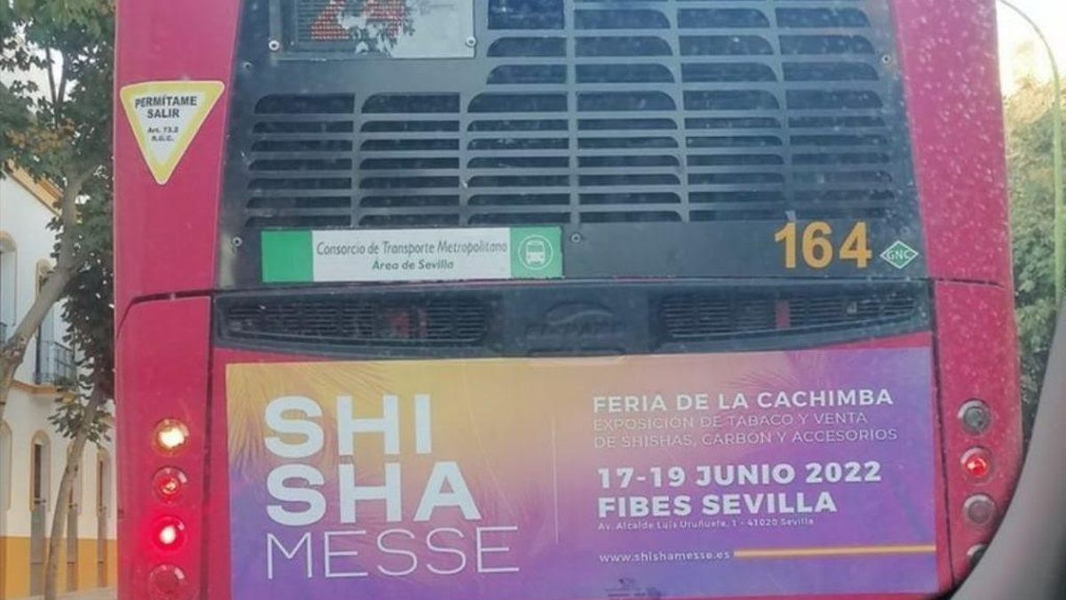 Foto de un Tussam portando publicidad de cachimbas