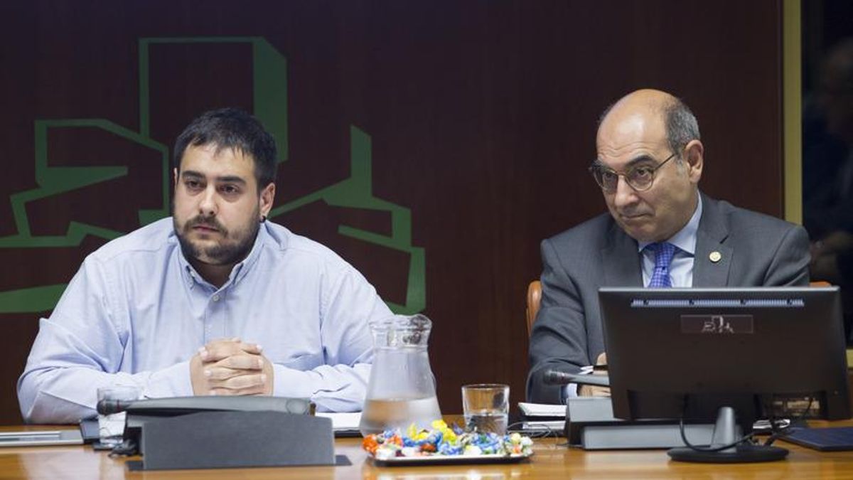 El exconsejero de Salud, Jon Darpón, con traje y corbata, en 2018