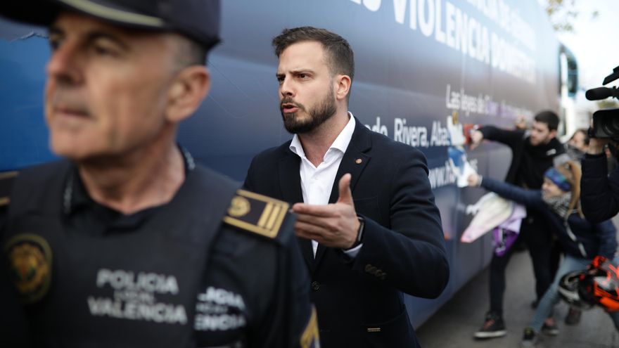 Un dirigente de Hazte Oír ante el autobús machista.