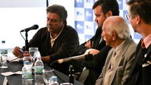El abogado Carlos Slepoy (al micrófono) en un acto sobre justicia en Buenos Aires (Foto de archivo)