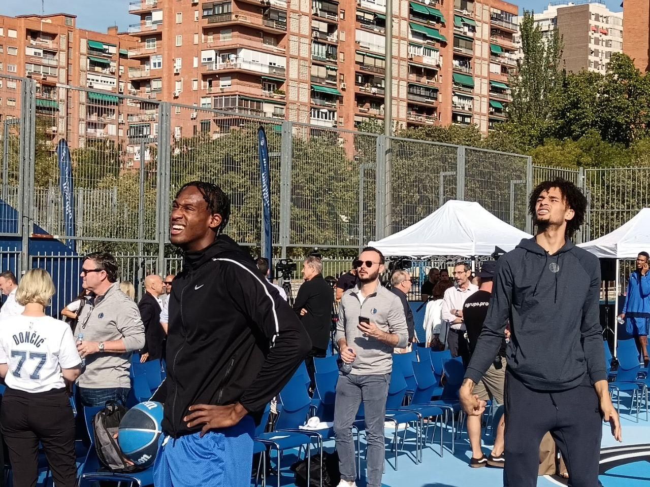 Los jugadores de la NBA Dereck Lively II y Olivier-Maxence Prosper jugaron mucho rato en las canastas del Rodríguez Sahagún
